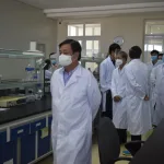Đoàn lãnh đạo bộ NN&PTNN  thăm phòng lab 2